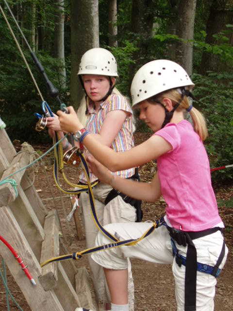 Diana und Selina beim Einstieg in den Klettergarten